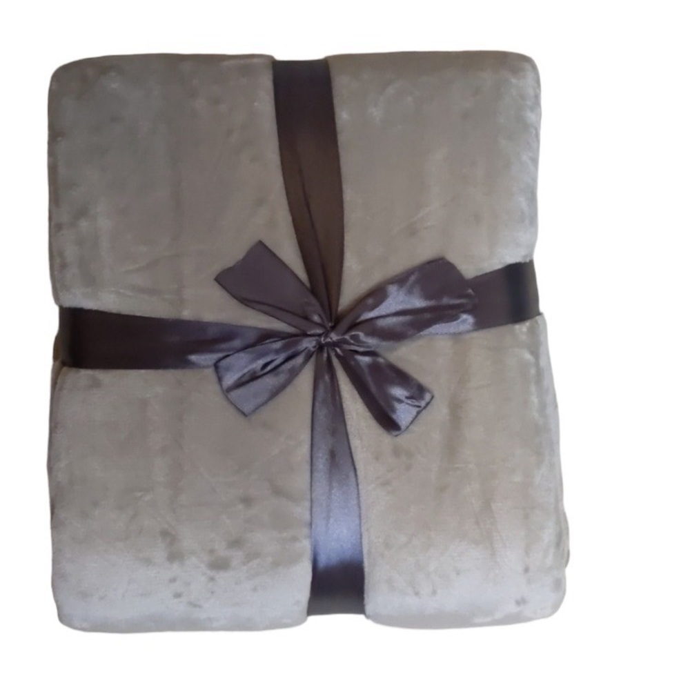 Bella Russo Fleece Blanket New..Light Gray